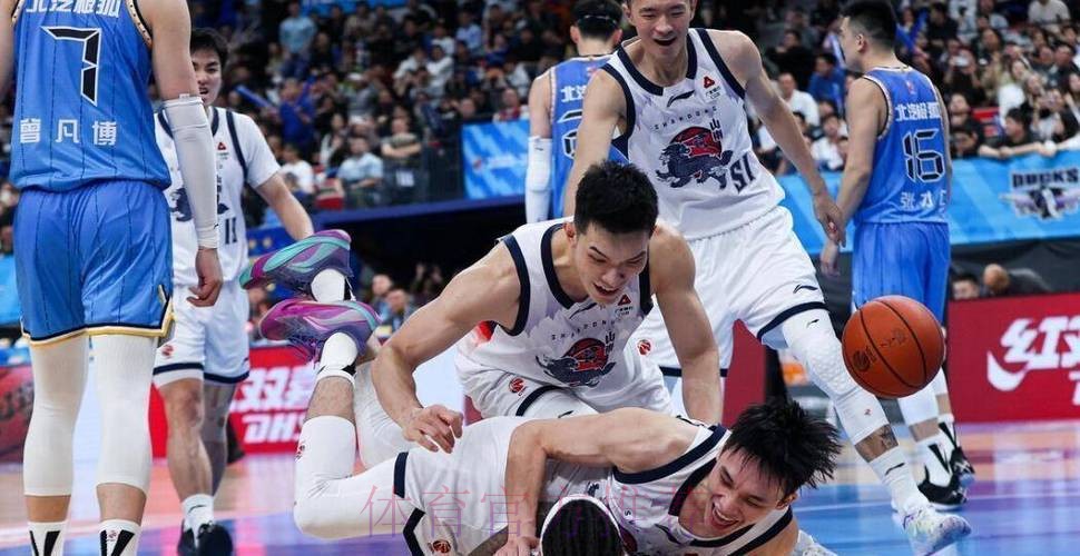 绝杀北京更衣室！山东全员欢呼拥抱，陈林坚扭屁股，郭凯一语逗乐