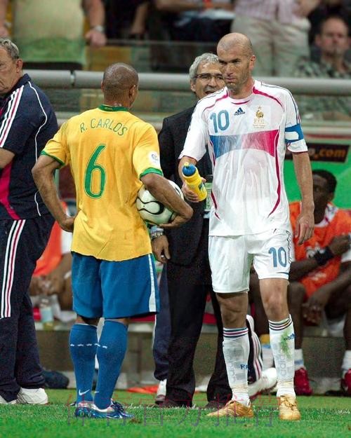 门兴主帅:齐祖是历史最佳球员之一 荣幸与他交手 门兴主帅:齐祖是历史最佳球员之一 荣幸与他交手